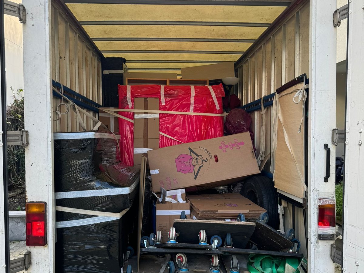 Camion Kalifrance chargé de meubles et de cartons protégés