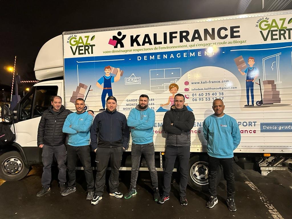 Équipe de déménageurs Kalifrance devant son camion