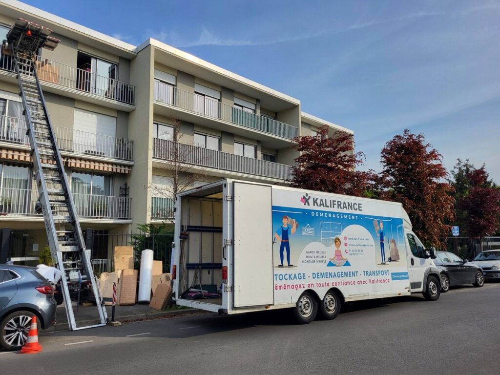 Monte-meuble Kalifrance installé contre la façade d'un immeuble