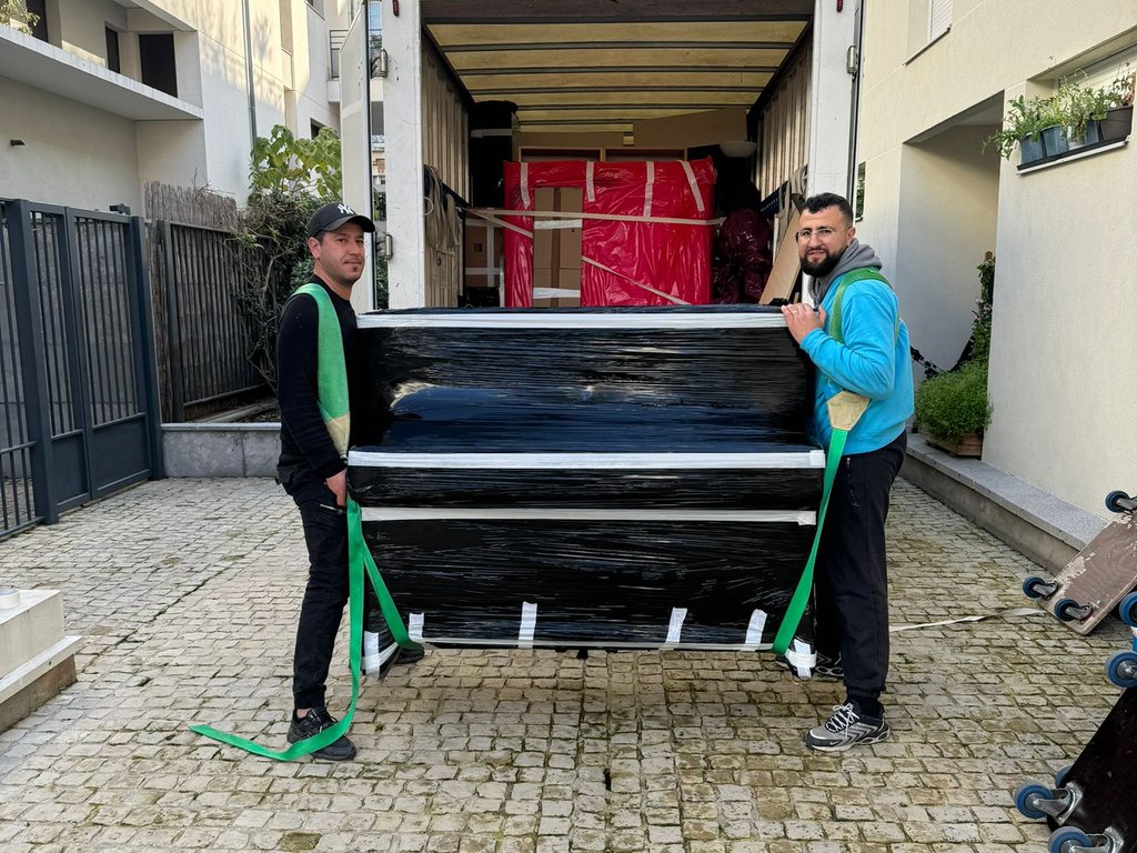 Déménageurs Kalifrance chargeant un meuble protégé dans le camion
