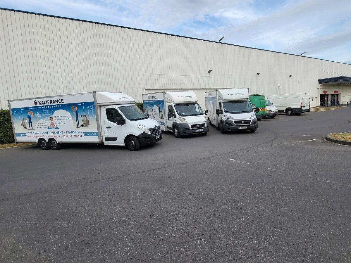 Camions de déménagement Kalifrance prêts pour un trajet longue distance
