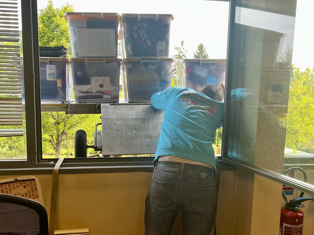 Déménageur Kalifrance transportant des cartons dans des bureaux