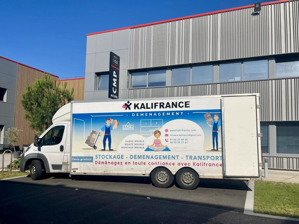 Camion de déménagement Kalifrance devant une résidence