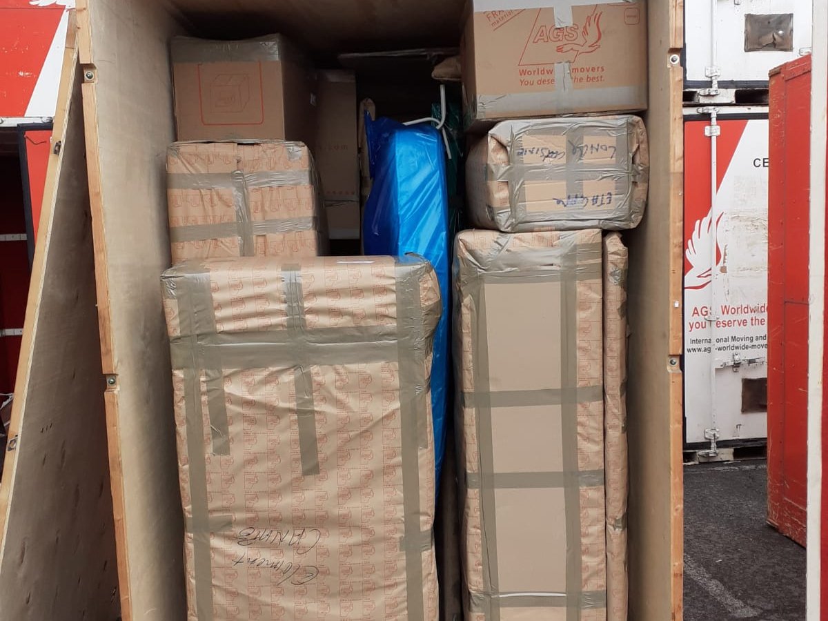 Cartons de déménagement soigneusement rangés dans un conteneur