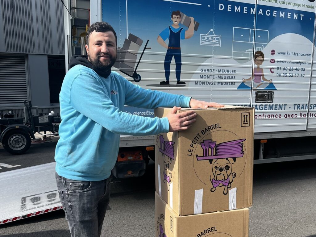 Déménageur Kalifrance transportant des cartons sur un diable