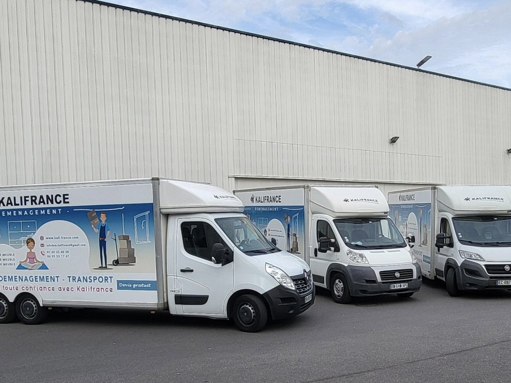 Camions de déménagement Kalifrance prêts au départ