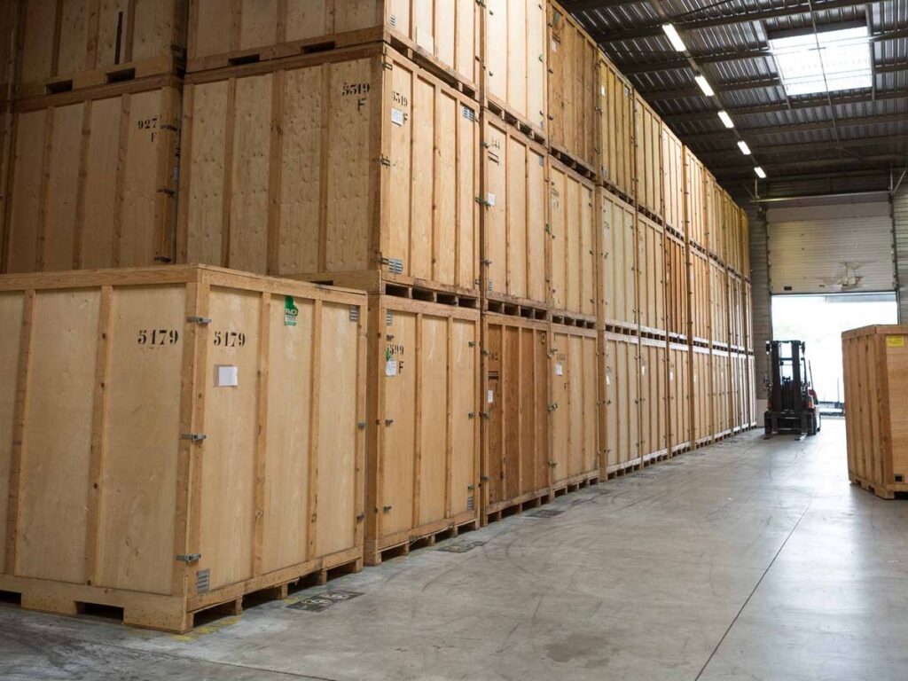 Entrepôt de garde-meuble avec conteneurs en bois
