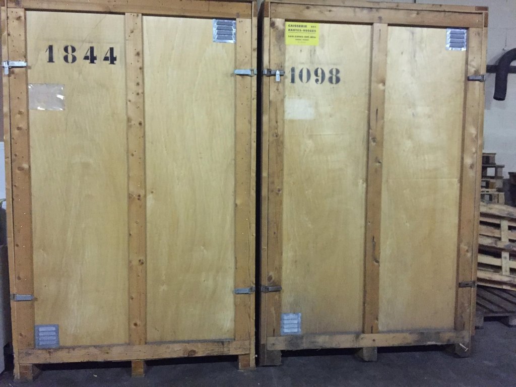 Conteneurs de garde-meuble en bois dans un entrepôt de stockage