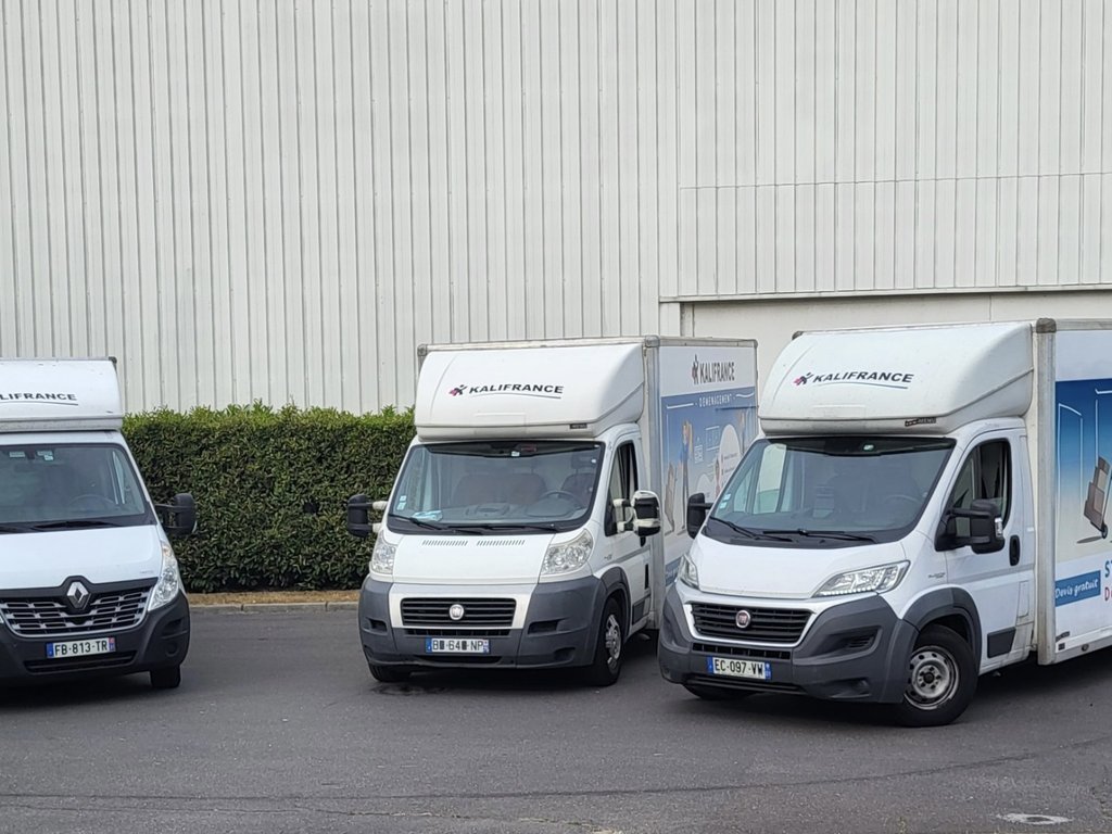Camions de déménagement Kalifrance stationnés