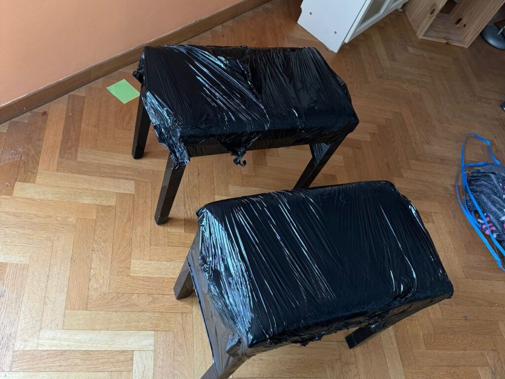 Appartement vidé avec mobilier protégé avant l'état des lieux de sortie