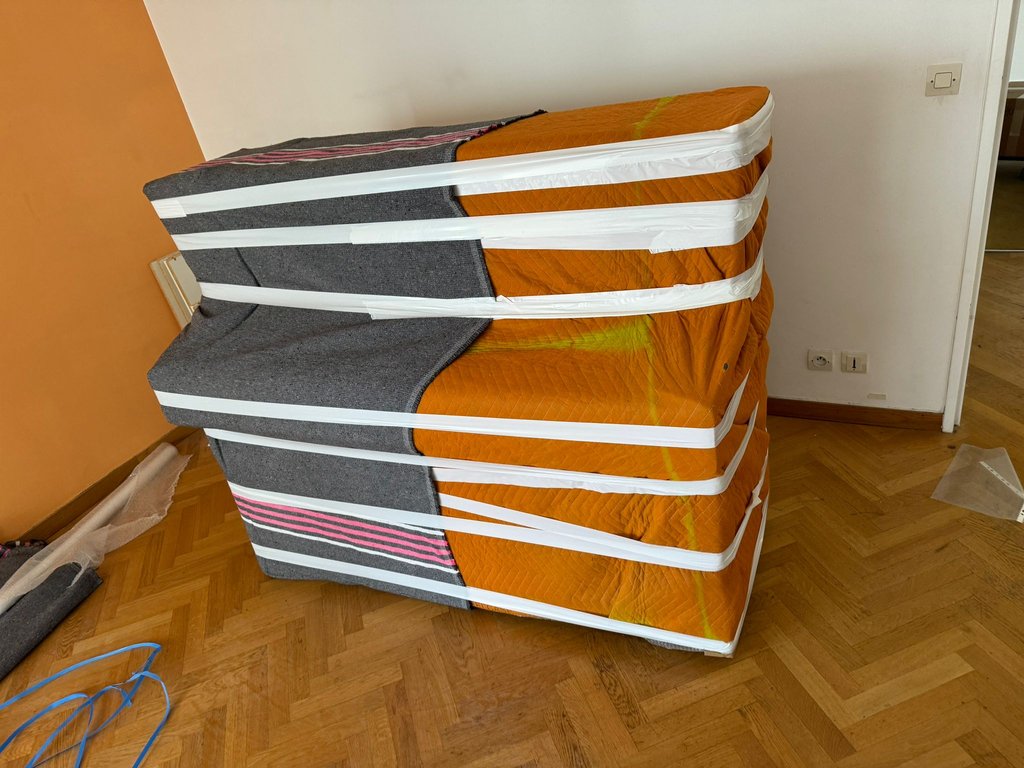 Matelas protégé pour le déménagement d'un appartement parisien