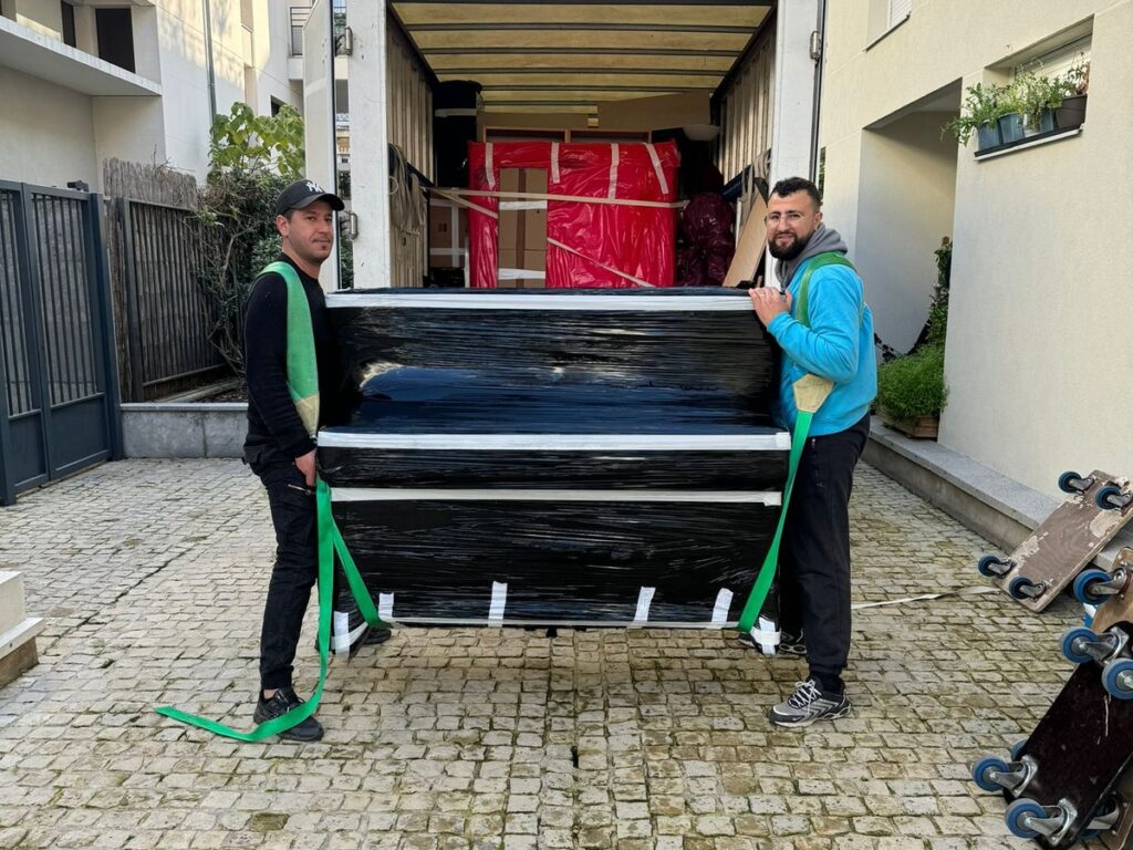 Déménageurs Kalifrance chargeant un piano protégé dans le camion