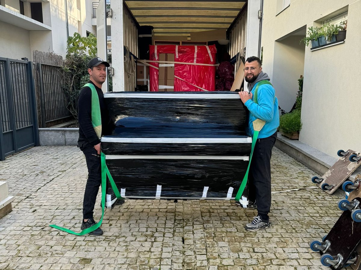 Déménageurs Kalifrance chargeant un piano protégé dans le camion