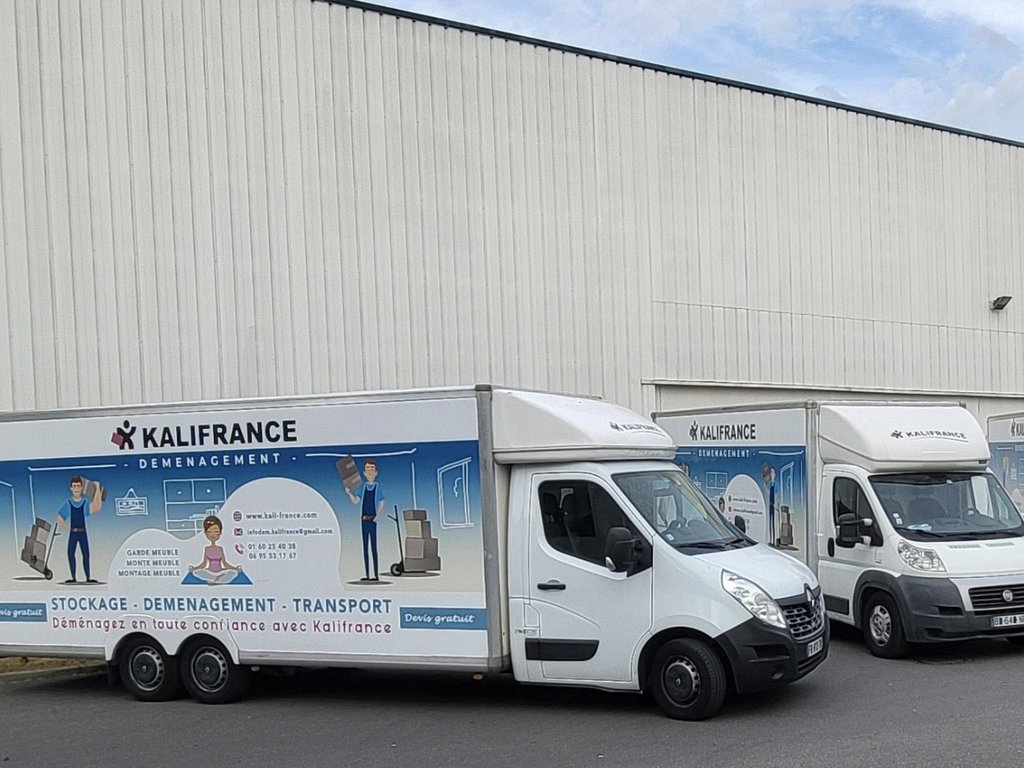 Camions de déménagement Kalifrance prêts au départ devant l'entrepôt