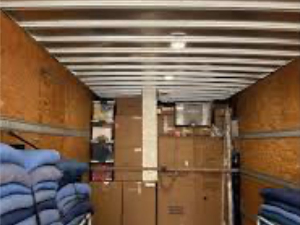 Intérieur d'un camion de déménagement avec couvertures de protection pour les meubles